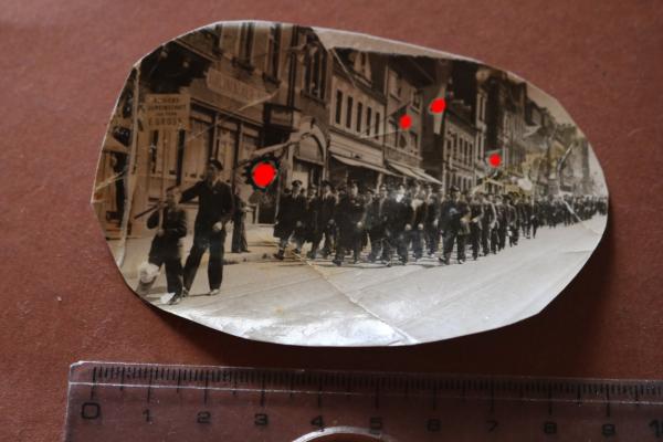 altes Foto - Marsch der Betriebsgemeinschaft  der Firma E- gross - DAF Fahnen - Ort ?